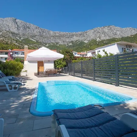 Peaceful Oasis With Pool בית נופש דרבניק