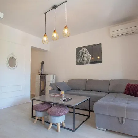 Peaceful Oasis With Pool דרבניק