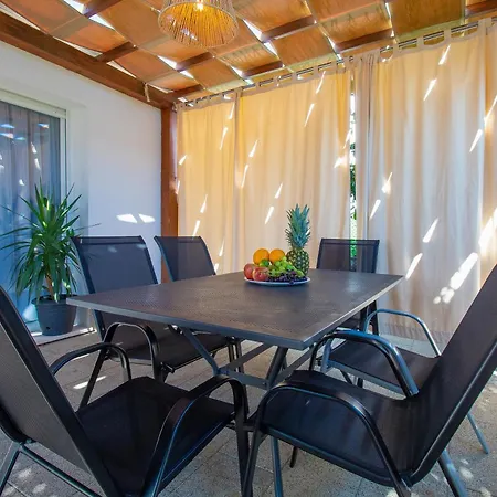 Peaceful Oasis With Pool דרבניק