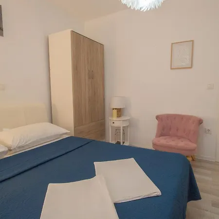 Peaceful Oasis With Pool בית נופש דרבניק