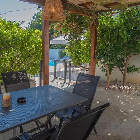 Peaceful Oasis With Pool דרבניק