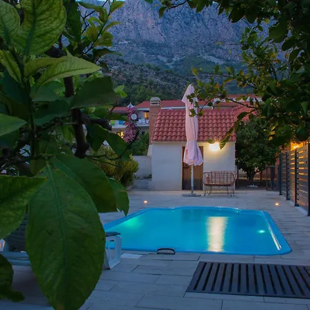 Peaceful Oasis With Pool בית נופש דרבניק